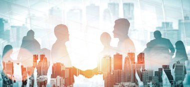 İş ortaklığı anlaşmasının başarısını gösteren birçok iş adamı konferans grubu toplantısının arka plandaki görüntüsü. Takım çalışması, güven ve anlaşma kavramı. uds