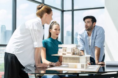 Mesleki çeşitlilik gösteren mühendis takımı ev modelini tasarlamak için birlikte çalışıyor. Bir grup başarılı iş adamı ev yapısını tartışıyor ve beyin fırtınası yapıyorlar. İnşaat mühendisliği. İzleme.