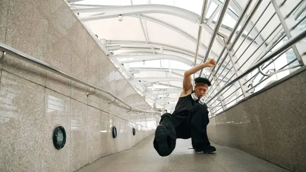 Rörelseshot Skicklig Stilig Hipster Utför Streetdance Smal Korridor Professionell Hip — Stockfoto