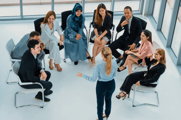 İş kadınları ve işadamları ofis odasında grup toplantısına katılıyorlar. Şirket iş ekibi konsepti. uds