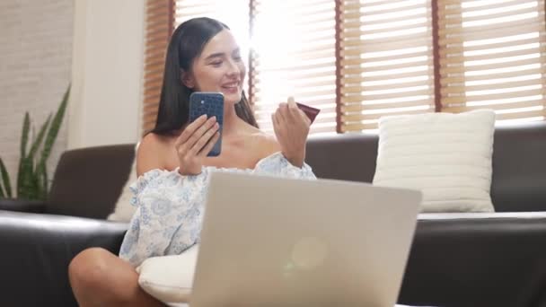 Junge Frau Nutzt Laptop Mit Kreditkarte Für Internet Banking Online — Stockvideo