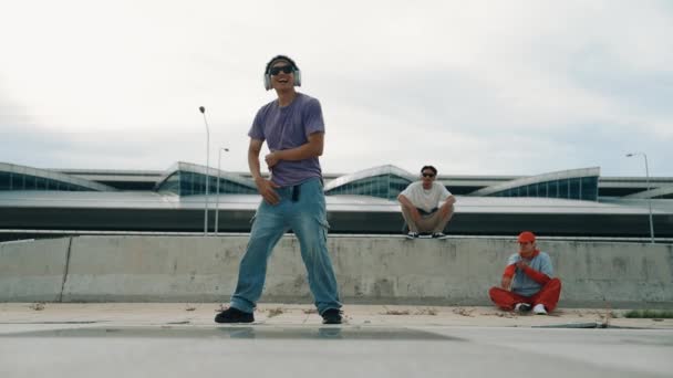 Группа Азиатских Брейк Дансистов Исполняет Уличные Танцы Поддержке Мультикультурных Друзей — стоковое видео