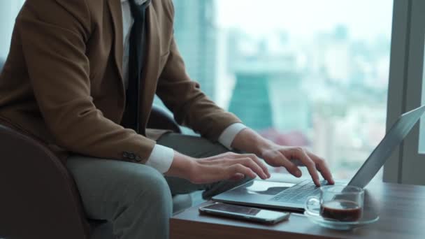 Zakenman Zittend Meubels Die Werken Laptop Versierde Corporate Wachtruimte Voor — Stockvideo