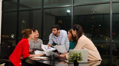 Ofiste yeni bir iş kurma projesi hakkında yetenekli bir takım tartışması. Bir grup iş adamı gece ofisinde gökdelenle konuşuyor, anlatıyor, paylaşıyor, pazarlama fikrini tartışıyor. İzleme