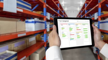 Ekip projesinin zaman çizelgesini gösteren bilgisayar ekranında, modern iş projesi yönetimi için proje planlama yazılımı