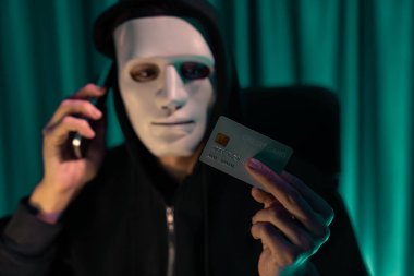 Kredi kartı sahibini arayıp gizli bilgilerle tehdit etmek için beyaz suçlu maskesi. Tüm veritabanları, güvenlik ihlali yapmaya çalışarak şifre şifreleme yapmak için. Bireysel.