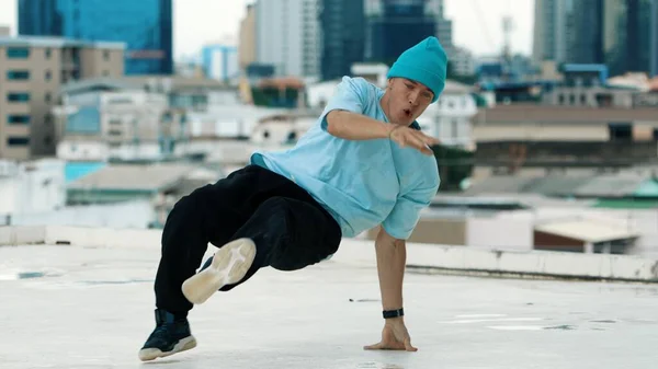 Skicklig Kaukasisk Boy Dansare Tränar Streetdance Taket Med Stadssajter Eller — Stockfoto