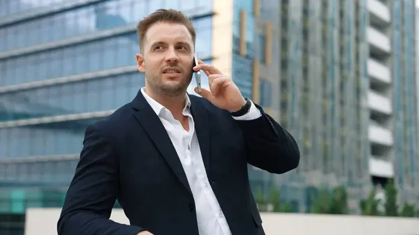 Smart Kaukasisk Affärsman Ringer Sin Kollega För Att Planera Den — Stockfoto