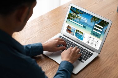 Çevrimiçi otel konaklama rezervasyon sitesi mod rezervasyon sistemi sağlar. Seyahat teknolojisi kavramı .