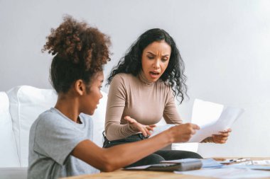 Stresli Afrikalı Amerikalı kadınların kredi kartı borçlarıyla ilgili mali sorunları var. Kötü kişisel para ve ipotek yönetimi krizi kavramını çok önemli ölçüde karşılıyorlar..