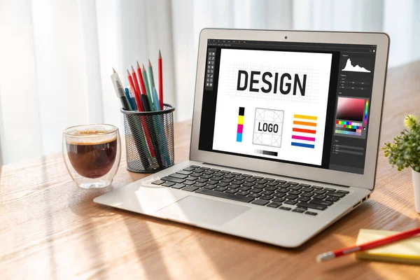 Web sayfasının modern tasarımı ve bilgisayar ekranında gösterilen ticari reklamlar için grafiksel tasarımcı yazılımı