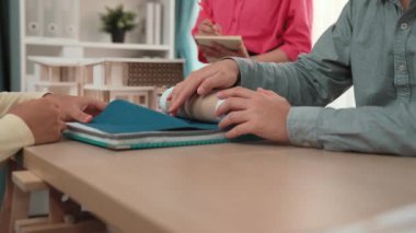 Yavaş çekim kapanış mimarı ve iç mimar. İç mekan tasarımı için tekstil malzemesi ve renk paletinden sunum yapıyor. Müşteri denetimi ve denetimine dayalı. Değiştirilmiş