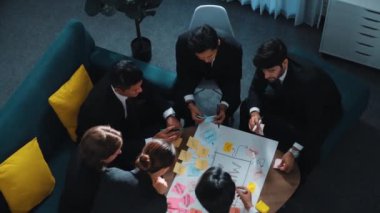 Yapışkan notlar ve yazı tahtası kullanarak zihin haritası ve beyin fırtınası fikri üreten profesyonel iş adamlarının en iyi görüşü. Bir grup başlangıç takımı strateji planlamak için birlikte çalışıyor. Müdürlük.