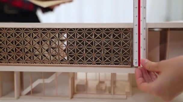 Návrhář Domů Využívající Architektonické Vybavení Přezkoumá Změří Architektonický Model Domu — Stock video