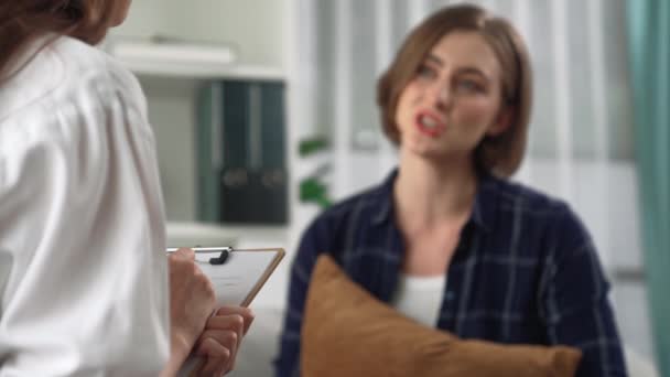 Mutlu Hasta Psikolog Klinikte Olumlu Duygularla Zihinsel Sağlık Sohbetlerini Paylaşırken — Stok video