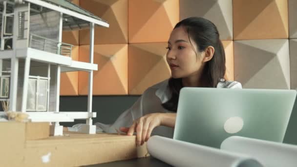 Genç Güzel Mimar Mühendisin Çatı Malzemelerini Kontrol Etmesi Ofisteki Masaya — Stok video