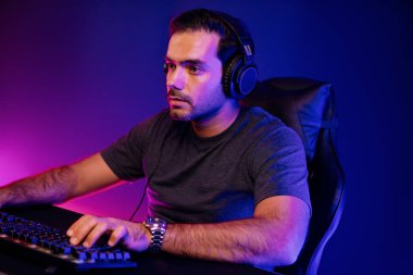 Akıllı oyun kurucuları, görevdeki seviyeyi geçmeye çalışan oyun oyuncularını odaklıyor, kulaklık ve mikrofon kullanarak diğer insanları neon ışıklı stüdyo odasında canlı yayında iletişim kurmaya çalışıyorlar. Tahmin et..