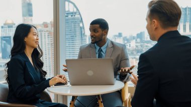 Şehir siluetine bakan süslü ofis, çeşitlilik uzmanlığı iddialı iş genişletme veya stratejik pazarlama tartışmaları. Finansal danışman, danışmanlık sektörü öngörüleri ve fikir verir