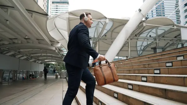 Умный Кавказский Бизнесмен Поднимается Лестнице Окружении Городского Пейзажа Задний Вид — стоковое фото