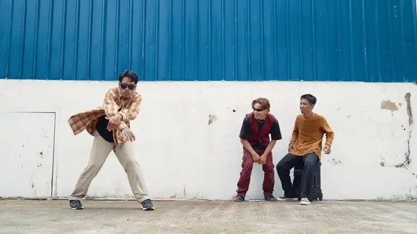Jonge Straatdanser Dansend Hiphop Stijl Met Multiculturele Vrienden Die Achter — Stockfoto