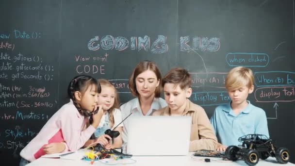 Insegnante Intelligente Studente Diversificato Guardando Computer Portatile Sul Tavolo Con — Video Stock