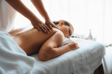 Kafkasyalı kadın müşteri stres önleyici spa masajının keyfini çıkarıyor ve lüks otel ya da oteldeki gündüz açık ortam güzellik salonunda güzellik teniyle eğleniyor. Sessiz.