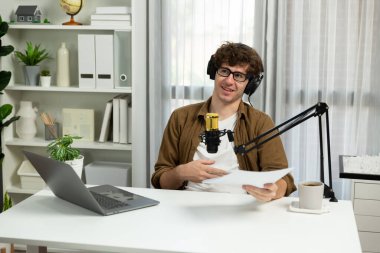 Etkilenen kişinin sunucu kanalı, sosyal medyada dinleyicilerle birlikte soru metni okuyor ve hayat koçluğunda dizüstü bilgisayar kullanıyor. Konforlu stüdyo modern ofisinde danışmanlık için internet üzerinden radyo konsepti. Toplayıcı.