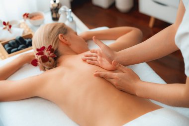 Kafkasyalı kadın müşteri stres önleyici spa masajının keyfini çıkarıyor ve lüks otel ya da oteldeki gündüz açık ortam güzellik salonunda güzellik teniyle eğleniyor. Sessiz.