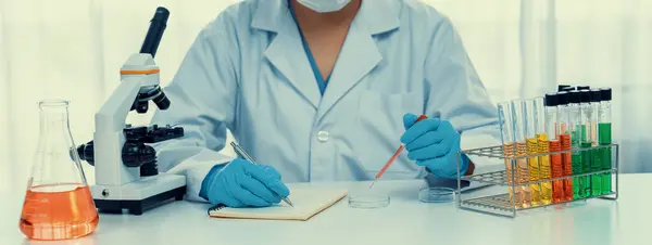 Badaczka Laboratoryjna Opracowuje Nową Medycynę Lub Leczy Pomocą Barwnego Płynu — Zdjęcie stockowe