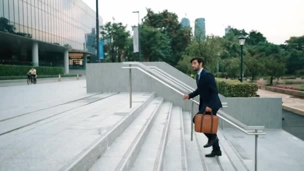 Hombre Negocios Calificado Subiendo Escaleras Parque Ciudad Mientras Sostiene Bolsa — Vídeos de Stock