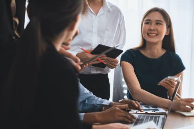 Mutlu iş adamları birlikte çalışır, şirket ofisinde tartışırlar. Profesyonel ve çeşitlilik takım çalışması iş planını bilgisayarda tartışır. Modern çok kültürlü ofis çalışanı. Uyum