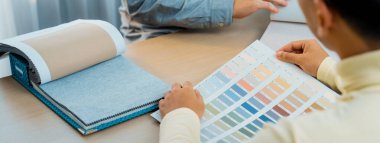 Profesyonel mimar ve iç mimar perde malzemesi ve renk paletinin uygun rengi hakkında tartışıyorlar. Yetenekli iç mimar müşteriye malzeme sunar. - Yakın çekim. Değiştirilmiş.