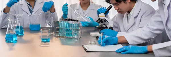 Groep Van Toegewijde Wetenschappers Voert Chemische Experimenten Onderzoek Het Medisch — Stockfoto