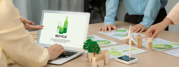 Reciclar Embalaje Que Muestra Ordenador Portátil Una Reunión Negocios Verde — Foto de Stock