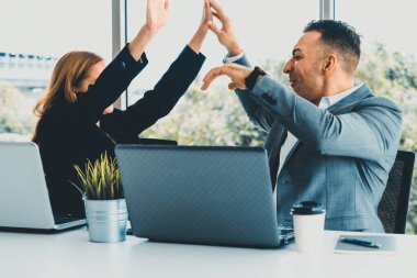 Başarı iş ortağı - İş kadını ve iş adamı modern işyerinde birlikte kutlama yapıyorlar. İnsanlar takım çalışması konsepti. uds