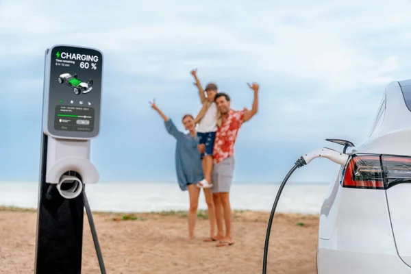 Alternativní Rodinná Dovolená Cestování Pláži Elektrickým Autem Dobíjení Baterie Nabíjecí — Stock fotografie