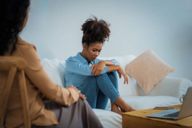 Travma sonrası stres bozukluğu olan üzgün bir kadın psikoloğu, depresyon ya da kalp yetmezliğinden sonra üzüntülü bir ruh sağlığı terapisi görüyor. Hayal kırıklığına uğramış genç bir kadın klinikteki duygular hakkında bir psikologla konuşuyor.