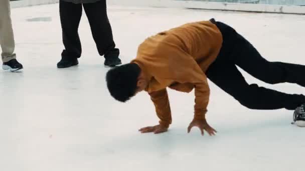 Profesjonalny Latynoski Break Tancerz Ćwiczyć Boy Dance Podczas Wielokulturowych Przyjaciół — Wideo stockowe
