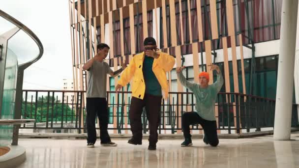 Группа Хипстеров Передвигается Хип Хоп Музыку Торговом Центре Опытный Брейк — стоковое видео