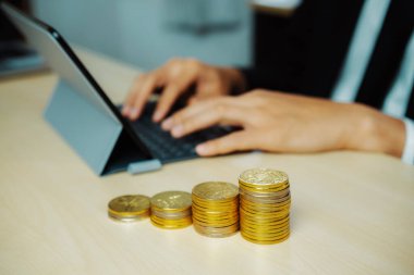 Para para birimiyle çalışan bir iş adamı. Yatırım büyümesi ve tasarruf kavramı. uds