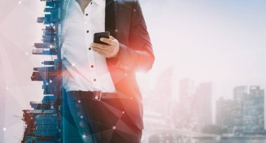Business Communication Network Technology Concept - İş adamlarının modern şehir planında akıllı telefon ya da cep telefonu aygıtı kullanmaları. uds