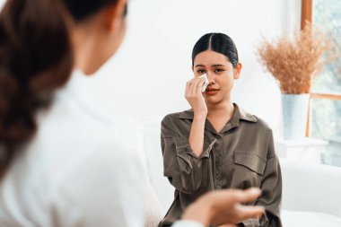 Ruh sağlığı için psikolog, depresyon ya da yaşam başarısızlığından sonra keder tedavisi gören üzgün bir kadın. Hayal kırıklığına uğramış genç bir kadın ofisteki duygular hakkında bir psikologla konuşuyor.