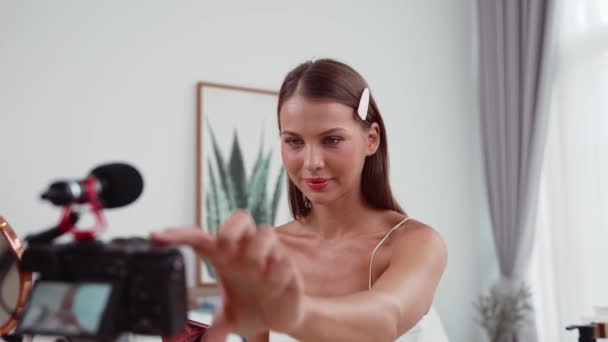 Mujer Joven Empezar Transmitir Vivo Belleza Cosmética Tutorial Contenido Vídeo — Vídeos de Stock