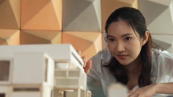 Närbild Professionell Asiatisk Kvinnlig Arkitekt Ingenjör Tittar Samtidigt Hus Modell — Stockvideo