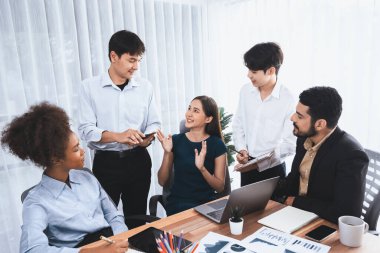 Çok ırklı analist ekibi toplantı masasındaki mali raporu analiz etmek için BI gösterge tablosunu kullanıyor. Çeşitli iş adamlarından oluşan bir grup, FIntech 'in veri analizini başarılı iş pazarlaması için kullanır. Uyum