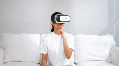 Canlı online alışveriş deneyimi için sanal gerçeklik gözlüğü kullanan genç bir kadın. Sanal gerçeklik VR yeniliği kadın dijital eğlence yaşam tarzı için optimize edildi.