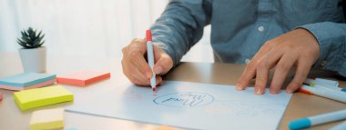 Yetenekli iş adamları zihin haritaları kullanarak pazarlama fikirleri üretiyor. Başarılı erkek girişim lideri masaya yapış yapış notlar serpiştirerek finansal plan hazırlıyor. - Yakın çekim. Eline odaklan. Değişik..