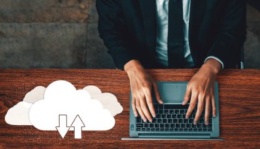 İş ağı konsepti için bulut bilgisayar teknolojisi ve çevrimiçi veri depolama. Bilgisayar, bulut veri transferi için internet sunucusuna 3 boyutlu fütüristik grafik arayüzü ile bağlanır. uds