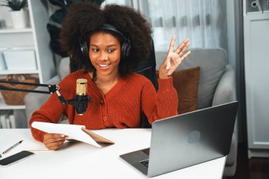Güzel Afrikalı kadın sunucu kanalı çevrimiçi yayın yoluyla konuşuyor pazarlama öğretiyor, dinleyicileri canlı ya da çevrimiçi. İş yerindeki herhangi bir yer kavramı. Tatlandırıcı.