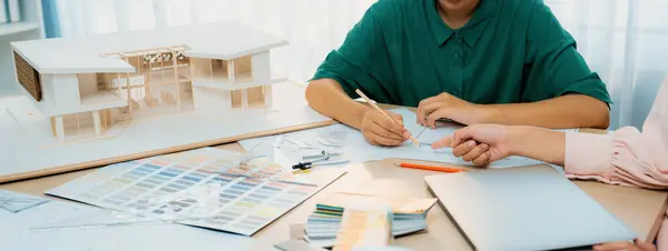 プロの建築家は 家のモデル カラーパレット 建築機器を備えたテーブル上のプロジェクトマネージャーのアドバイスから青写真を描画します クリエイティブデザインコンセプト 手で集中する クローズアップ ヴァリーゲート — ストック写真